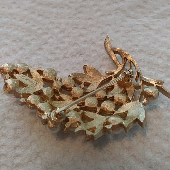Vintage Trifari pearl brooch - Picture 3 of 5